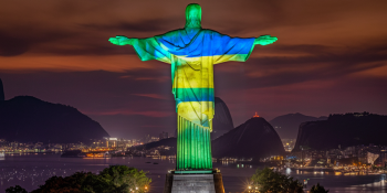 Símbolo de União: Cristo Redentor Recebe as Cores da Bandeira Ucraniana